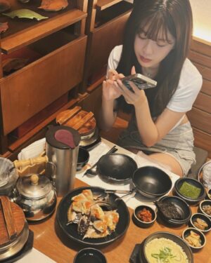 Hsin-Ling Chi Instagram - 逛街意外遇到子瑜（本次旅程highlight🤩) 終於吃到美味醬蟹-花蟹堂 美妙的一天