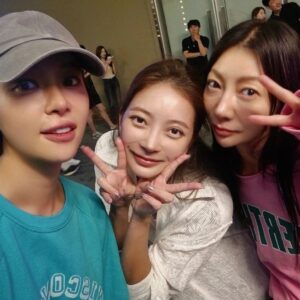 Hwang Jung-eum Instagram - 햅삐데이🩷🧡💛💚💙🩵