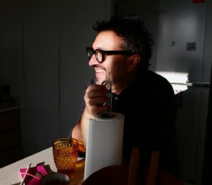 Ilse Salas Instagram - ¡ Feliz cumpleaños a la única persona que usa lentes oscuros hasta en su cuarto ( y de noche) !

En la última imagen estábamos de viaje y (a propósito de estos días )#RodrigoPrieto me acababa de llamar para decirme que me invitaba oficialmente a ser #susanasanjuan , estaba contentísima y Alonso me repetía toda la tarde “ ¡te lo dije!¡ te lo dije! ¡Lo sabía ,lo sabía!“ y como narcisista que soy, lo documenté.  Así MILES de alegrías junto a este señor . ( También muy malas temporadas eh… pero de esas mejor ni hablamos😒). Celebro cada minuto de existencia de #alonsoruizpalacios ❤️