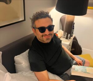 Ilse Salas Instagram - ¡ Feliz cumpleaños a la única persona que usa lentes oscuros hasta en su cuarto ( y de noche) !

En la última imagen estábamos de viaje y (a propósito de estos días )#RodrigoPrieto me acababa de llamar para decirme que me invitaba oficialmente a ser #susanasanjuan , estaba contentísima y Alonso me repetía toda la tarde “ ¡te lo dije!¡ te lo dije! ¡Lo sabía ,lo sabía!“ y como narcisista que soy, lo documenté.  Así MILES de alegrías junto a este señor . ( También muy malas temporadas eh… pero de esas mejor ni hablamos😒). Celebro cada minuto de existencia de #alonsoruizpalacios ❤️