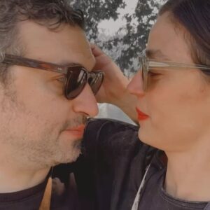 Ilse Salas Instagram - ¡ Feliz cumpleaños a la única persona que usa lentes oscuros hasta en su cuarto ( y de noche) !

En la última imagen estábamos de viaje y (a propósito de estos días )#RodrigoPrieto me acababa de llamar para decirme que me invitaba oficialmente a ser #susanasanjuan , estaba contentísima y Alonso me repetía toda la tarde “ ¡te lo dije!¡ te lo dije! ¡Lo sabía ,lo sabía!“ y como narcisista que soy, lo documenté.  Así MILES de alegrías junto a este señor . ( También muy malas temporadas eh… pero de esas mejor ni hablamos😒). Celebro cada minuto de existencia de #alonsoruizpalacios ❤️