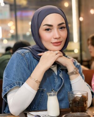Imel Putri Cahyati Instagram - Kalau mau baperin ketua tuh pake effort bukan cuma pake typing “ hai cantik “ , mana menyala 😜🔥🔥