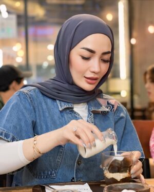 Imel Putri Cahyati Instagram - Kalau mau baperin ketua tuh pake effort bukan cuma pake typing “ hai cantik “ , mana menyala 😜🔥🔥