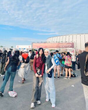 Imel Putri Cahyati Instagram - Yang penting udah nonton @brunomars bareng anak cantik happy.. keun bae teu apal oge laguna nu penting ngocoblak we 🤣

#masyallahtabarakallah #brunomarsconcert2024🇮🇩