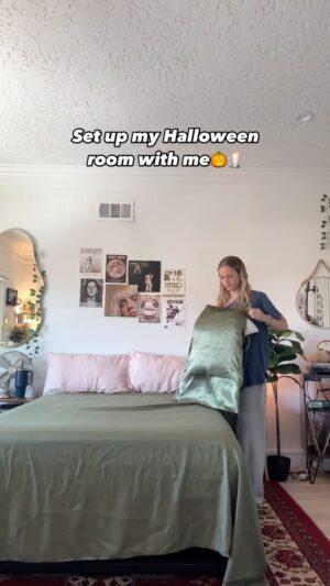 Indi Star Instagram - Set up my Halloween room with meee🎃🕯️ #halloweendecor #halloween