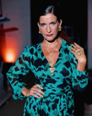 Inês Castel-Branco Instagram - Esta noite é uma das minhas preferidas. É um prazer estar numa sala com a nata da nata das pessoas que fazem televisão em Portugal. Obrigada André Sampaio e @iemmys por não desistirem e elevarem sempre a fasquia. Eu tento elevar também o meu jeito para a passadeira vermelha mas é sempre um sacrifício 😬 valha-me o @zepmau que me dá o braço quando é preciso ❤️ e agora as pessoas responsáveis por este look : 👗 Vestido lindo @marciano da  @companhiasolucoes 💍Jóias bonitonas da @carolinacurado 💄 make up incrível da não menos incrível @cristinagomes.makeup e 🪮 o cabelo que deu trabalho da maravilhosa @madmoisellehairstylist para @griffehairstyle  Obrigada obrigada obrigada