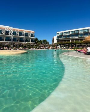 Inês Simões Instagram - ☀️A terminar o verão com a minha Beatriz a sul, vim pela primeira vez (para mim pelo menos) a Cabanas de Tavira. 

2 - A nossa vista do quarto no @ap.cabanas ;

3-A praia a 5 minutos a pé, com travessia no barco solar, tudo super sustentável !

4-É também um Adults Only por isso há paz e sossego na piscina 🤣

5- Tem Regime de tudo incluído, com vários restaurantes à escolha e bar aberto!

6- Um dos restaurantes (grelhados only)☺️

7- O regresso às aulas começa daqui a dias e estamos a despedir-nos deste verão magnífico que tivemos este ano, repleto de muitas memórias boas!

8- Adoro slow mornings!

9- O rooftop no pôr do sol é ainda mais especial

10- Quis deitar me nestas camas mas tive medo de fazer figuras por isso amanhã vou cheia de coragem 🤣 #apcabanasbeachnature #cabanasdetavira