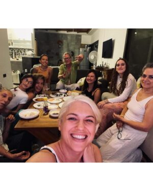 İpek Erdem Instagram - My sisters and my brothers… All my favorite colors🫶🏻✌🏼🤟🏾 

#colors #blackpumas #yaz #tatil #dostlar #deniz #doğa #yeniay #kedi #köpek #köpekleredokunma #kumsalda #tuzduman #gümüşlük #çeşme #sunset #belitişi #franky