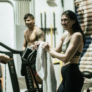 Irene Aldana Instagram - Sudados y contentos 😊💦

@sianya___film 📷 
#ufc #nocheufc #vegas #mma #sweat #happy #sweatty #cardio