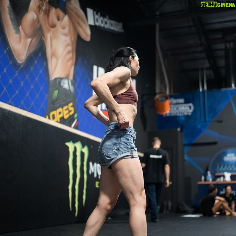 Irene Aldana - 9.9K Likes - Ya se me caen los shoressss 😅💀👻💦
📷 @sianya___film
#ufc #nocheufc #mma #training #bantaweight #vegas