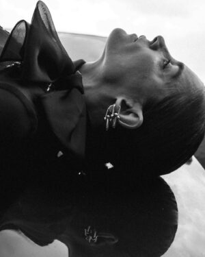 Irene Azuela Instagram - Lady in a car in black and white. @karlalisker para @m__milenio @sarahgorereeves @betsytay