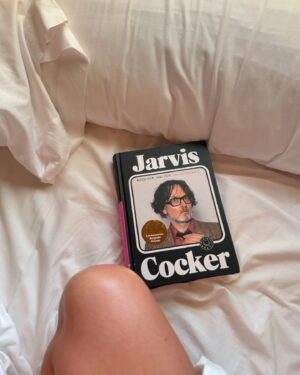 Irene Montalà Instagram - Esta mañana, este libro y este rayo de sol. 
Estoy aquí.
@wecampsites