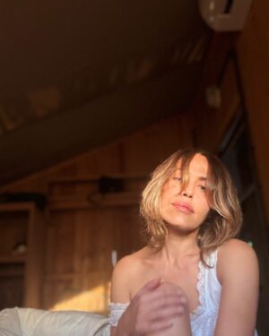 Irene Montalà Instagram - Esta mañana, este libro y este rayo de sol. 
Estoy aquí.
@wecampsites