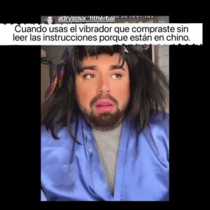 Isabella Santodomingo Instagram - Un tris aporreada tras una nueva cirugía 👂🏻pero optimista. Esta vez sí va a ser… me digo todos los días. Pareciera una bobada pero no hay nada más delicado que el oído. Eso lo aprendí este año a los totazos. Por confiada, por afanarme, no escogí bien quien me operaría, ni entendí qué tipo de procedimiento me haría… simplemente confié en que era algo sencillo y de verdad creí que todo iba a salir bien. Me equivoqué, lo reconozco. Llevo cuatro cirugías en casi 10 meses y no veo la hora de volver a escuchar bien. Hoy día siento que estoy en buenas manos, el Dr. Hernández — mi nuevo otólogo — me ha dado toda la fuerza y la esperanza que ya casi había perdido. Lo bueno, en medio de lo malo, es haber aprendido a disfrutar el silencio, a escucharme más a mi misma. A ser más  introspectiva, más empática, más resiliente. A escribir más del alma. Más bonito. Todo lo que nos pasa en la vida, puede ser bueno o malo, dependiendo del lente con el que escojas mirarlo. Abrazos para todos. 🥰
••
Entradas para mi próxima función en Pompano Beach: www. LosCaballerosLasPrefieren.com
••
@tiranube @los.caballeros.las.prefieren #LCLPB20Años #LCLPB #OneWomanShow
••
P.D./ Aunque parezco la víctima de un atraco, el Ojo morado es porque se me rompieron unos vasitos del lado del que me sacaron el injerto para la timpanoplastia y la canaloplastia. Lo único no tan bueno, es que la 1ra cirugía me afectó mi nervio facial y por eso un lado de mi cara no funciona como antes. Ahí voy. Seguimos. 😉