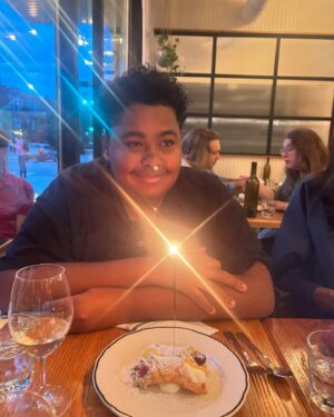 Isabelle Racicot Instagram - Le plus jeune de la famille est récemment devenu officiellement un adulte. Il est passé d’un bébé prématuré à mon bodyguard 😍! Un jeune homme bienveillant, brillant, drôle et généreux.

Soirée mémorable pour ce foodie et futur chef🧑‍🍳 . C’était délicieux!!!! En bonus, il a rencontré un de ses chefs préférés, Luca  Inoubliable!!!!! 🎉🥳🎂

#anniversaire #birthday #18ans #18yearsold  #foodie #montrealrestaurant #memorable