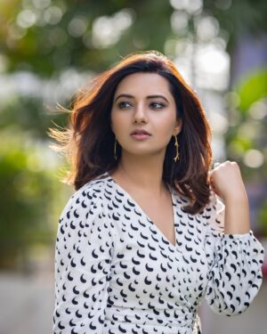 Isha Chawla Instagram - 🖤🖤🖤
.
.
.
P.C - @karteeksivagouni 
Dress - @veromodaindia 

#love #eshachawla #polka #stillphotography #gameoftones #actors #photoshoots #gratitude #indebtedtotheuniverse