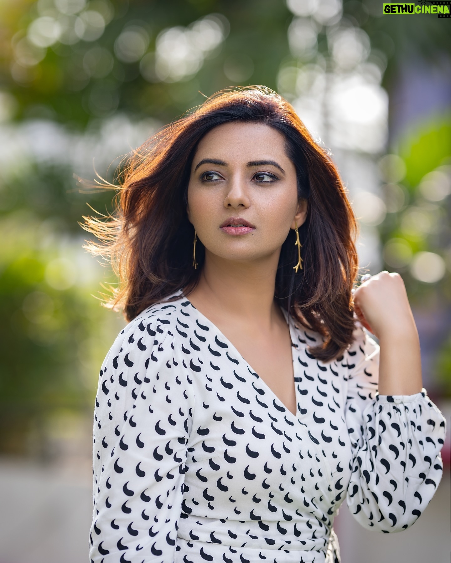 Isha Chawla - 11.8K Likes - 🖤🖤🖤
.
.
.
P.C - @karteeksivagouni
Dress - @veromodaindia
#love #eshachawla #polka #stillphotography #gameoftones #actors #photoshoots #gratitude #indebtedtotheuniverse