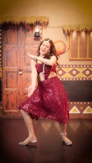 Isha Malviya Instagram - Wo stree hai, kuch bhi kar sakti hai.🤫
.
.
Hair @mua_manishathakur 
Styled by @mamta__malviya02 
Mua @jitu26_makeupartist 
Shot by @chakliproduction 
Nosepin @bohobunny.in 
Jewellery @rubans.in 
.
#stree2 #aayinahi #dance #ishamalviya #trending