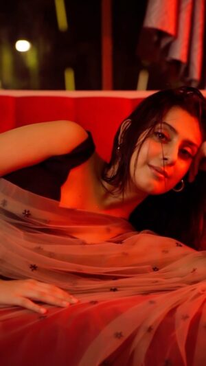 Isha Malviya Instagram - ♥️🙈
.
.
Outfit by @pritisahnidesigns
Styled by @anshudixit__
Styling team @shubhi_jain_29 
Shot by @chakliproduction 
Location @fingerprintmumbai 
.
#janam #saree #ishamalviya #badnewz