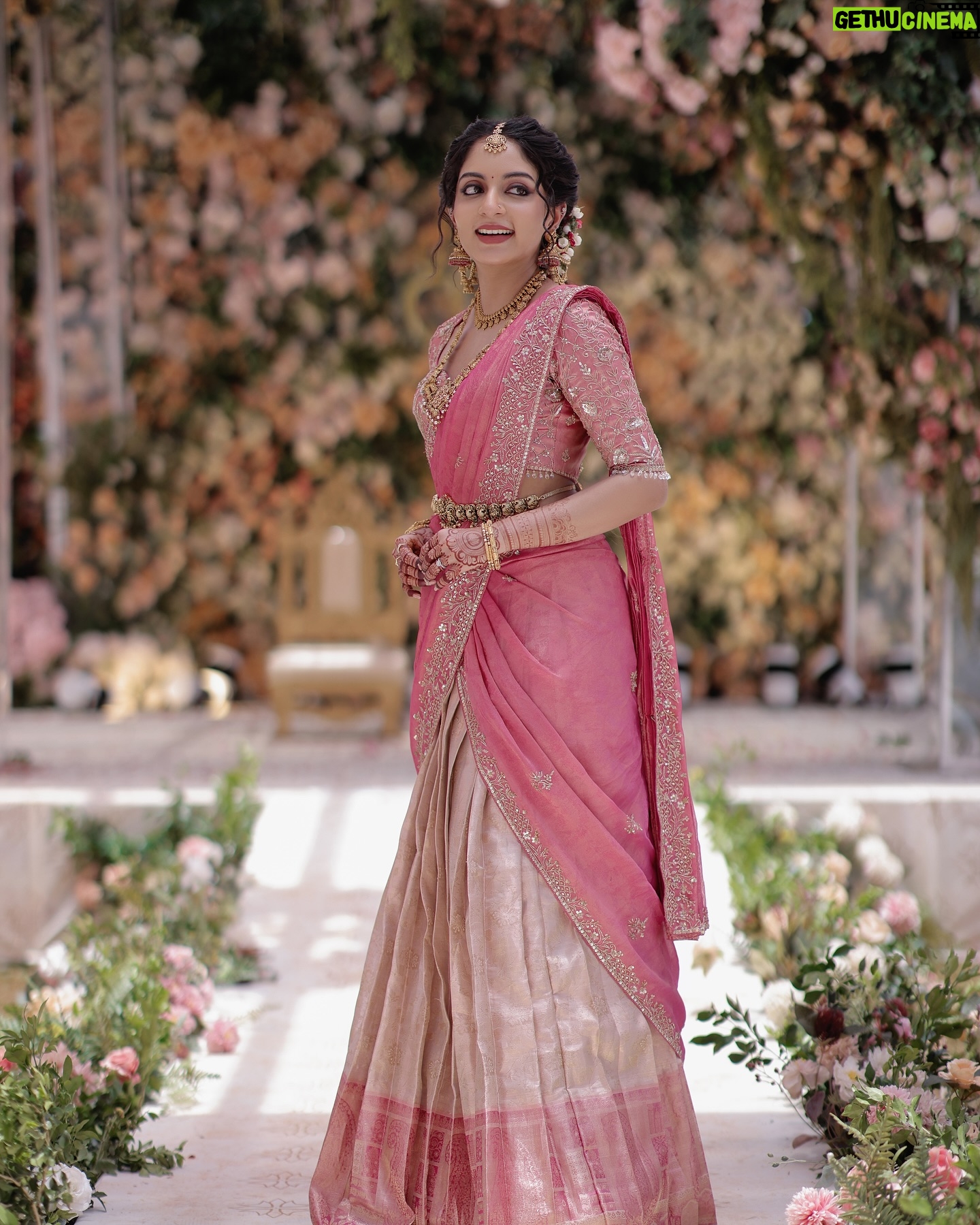Ishaani Krishna - 270.9K Likes - Sister of the Bride 😌🩷✨
Images shot by : @_stories_by_mathews__
Half Saree Skirt, Blouse and Shawl stitched to perfection by : @santinni.in ✨
Saree from : @mloft_by_joeljacobmathew
Hair and Make up : @brahma_hairandmakeup
