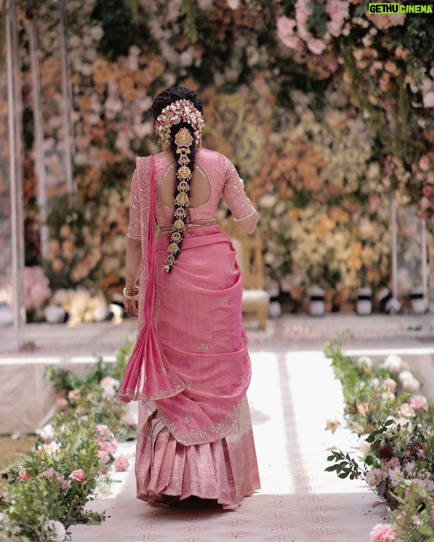 Ishaani Krishna - 270.9K Likes - Sister of the Bride 😌🩷✨
Images shot by : @_stories_by_mathews__
Half Saree Skirt, Blouse and Shawl stitched to perfection by : @santinni.in ✨
Saree from : @mloft_by_joeljacobmathew
Hair and Make up : @brahma_hairandmakeup