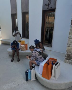 Issa Rae Instagram - 🏝️ Mykonos with Myfolks 🥰 Yamas! 🥂