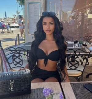 Izzy Fairthorne Instagram - I will always count on @theofficialselfridges for the best bags/shopping experience. All of my staple pieces are from there, specifically this bag which goes with everything and fits all my essentials🤍 Link in Bio!
@collable_official #selfridges #CollAblecreator #ad