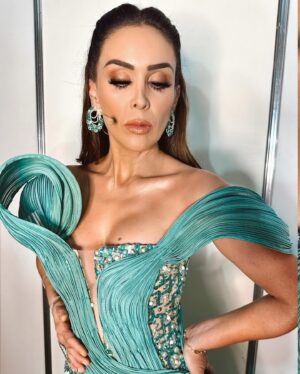 Jacqueline Bracamontes Instagram - About last night 

Mis looks de ayer para la final de @missuniverse_mex 
Gracias a @victoryjesse por estos vestidos. 
Muchas felicidades a @fersitabel, a todas las chicas que hicieron un excelente trabajo y a todo el equipo involucrado en este eventazo!! 
Gracias mis queridos @raulrocha777 y @lovecherrypie los quiero mucho y muchas felicidades a ustedes también por esta gran labor. 
Nos vemos muy pronto para Miss universe 2024 en mi México lindo y querido 😎 
Glam: @rosamariagarcia_makeup y @anlle11 
Joyeria: @wishfinejewelry 
Vestidos: @victoryjesse 
Fotos: @hectordt
Team: @xumalin