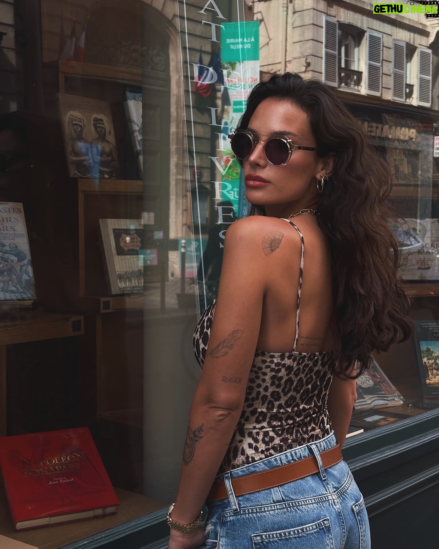Jade Leboeuf - 5.4K Likes - Comfy and cute to start things over 🐆
Ce jeans @superdry je l’aime d’amour ainsi que mon Juliette mini @letanneur et mes sunnies Asti de @jimmyfairly