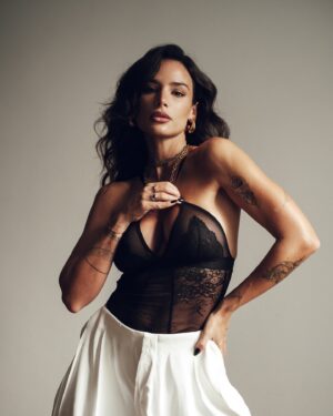Jade Leboeuf Instagram - La véritable force réside dans la douceur avec laquelle on affronte la vie 🖤 Être à la fois tendre et puissante, c’est là que réside toute la magie 
Merci pour ces incroyables photos @olegherzel 📷