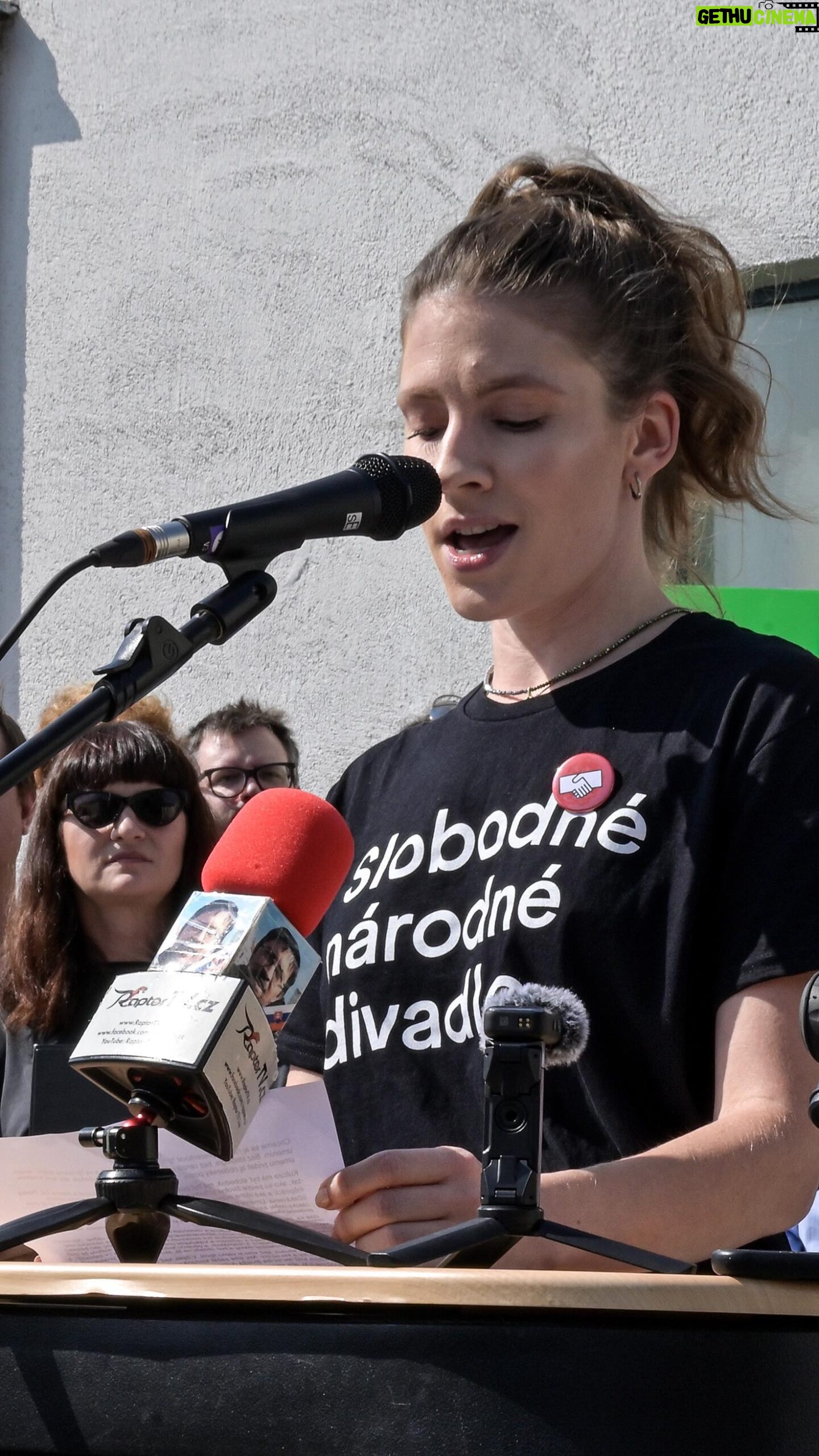 Jana Kovalčiková - 4K Likes - 🎭 Slovenské národné divadlo drží s Kultúrnym štrajkom. Príhovor Jany Kovalčíkovej, členky činohry SND.
Chceme sa aj naďalej prezentovať tým, čo nám je vlastné na čo máme talent: svojim umením. Bez ideológie a bez cenzúry. Dnešná doba si však vyžaduje, aby sme k nášmu umeniu pridali aj občiansky postoj. Kultúra má byť slobodná, má byť pestrá, má byť inkluzívna, dostupná a žiadna iná, pestrá tak, ako sú pestré životné príbehy nás, ľudí, aké sú pestré zdroje našich inšpirácií aké rôzne máme pohľady na svet, v ktorom žijeme. Rovnako pestré sú aj vaše očakávania. Umenie povznáša, v umení hľadáte krásu, emócie, odpovede na zložité otázky našej existencie. Keď prídeme o tvorivú slobodu, my, umelci, skôr či neskôr o ňu prídeme všetci. Lebo naša sloboda tvorby je aj vašou slobodou. Ako zamestnanectvo Slovenského národného divadla sme vstúpili do štrajkovej pohotovosti, spolu s ďalšími inštitúciami a jednotlivcami v rámci platformy Otvorená Kultúra!, lebo nám na kultúrnom prostredí záleží a očakávame zmenu prístupu v kultúre. Neurobíme vám radosť z prázdnych divadiel. Zatiaľ. Práve naopak.
🎙️ Držíme spolu! Kultúrna obec vytvára solidárnu záchrannú sieť pre kultúru na Slovensku a vstupuje do Kultúrneho štrajku.
🫵 Pridajte sa k nám na www.kulturnystrajk.sk
#otvorenakultura #kulturnystrajk #drzimespolu #⛔️