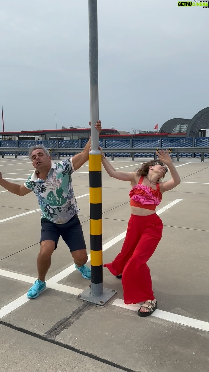 Jana Kovalčiková - 5.5K Likes - Lena&Tonko
Redový tanec
Kolorizované