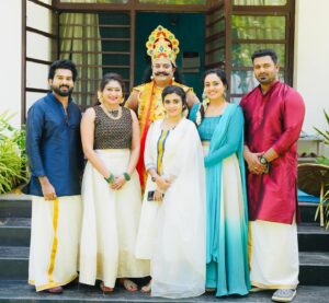 Janaki Sudheer Instagram - Onam wishes frm vasutha family 🎥📺#keralawedding #godsowncountry #keralaphotography #uzbekistan #mallugram #thrissur #ona #sareelove #setmundu #onamission #celebration #k #keralasarees #onajonim #trivandrum #kasavusaree #keralastyle #kasavu #indian #kozhikode #keralafestival #photooftheday #keraladiaries #keralagallery #video #uz #instadaily #likeforlikes #mollywood #like