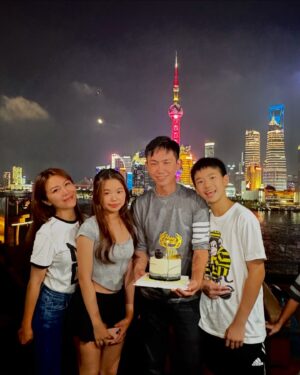 Jane Lee Instagram - 在永遠看不膩的外灘
祝你50生日快樂🥳 
#hb #色戒酒吧 #無敵夜景