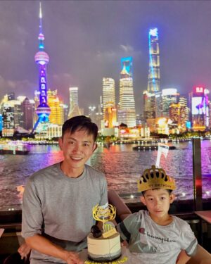 Jane Lee Instagram - 在永遠看不膩的外灘
祝你50生日快樂🥳 
#hb #色戒酒吧 #無敵夜景