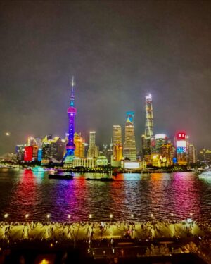 Jane Lee Instagram - 在永遠看不膩的外灘
祝你50生日快樂🥳 
#hb #色戒酒吧 #無敵夜景