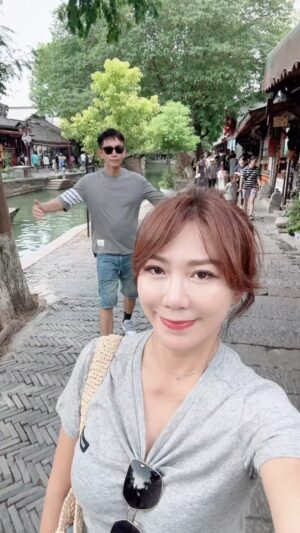 Jane Lee Instagram - 朱家角古鎭「小橋流水天然景，原汁原味明清街」 手搖船體驗水鄉，覺得少一味，原來是威尼斯的貢度拉帥哥有唱歌多了一點浪漫💕
