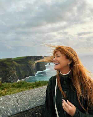 Jane Seymour Instagram - Help! Where’s my hair stylist and makeup team?! 😅 ⁣⁣
⁣⁣
Maybe the wind has a plan of its own. Just like those moments when life goes off-script, and letting go turns out to be where the magic lives. ✨⁣
⁣⁣
Here’s to embracing the mess—whether it’s your hair or your plans—and trusting it’ll all work out. 💨 Happy #OpenHeartsSunday!