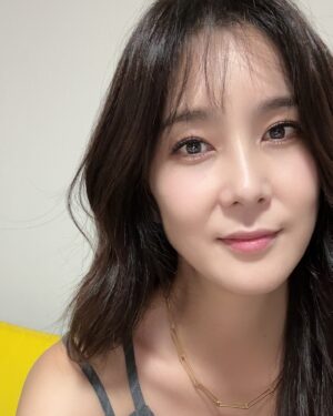 Jang Ga-hyun Instagram - 욜씸히 화장하다! 😗