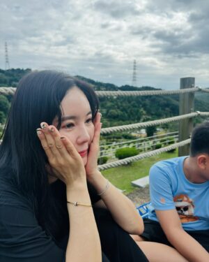 Jang Young-ran Instagram - 사무치게 그리운 울 아빠💕🥹🙏

참 많이 보고 싶다 아빠야💖

말로 표현 할 수 없을정도로
너무너무너무 사랑해💖
사랑으로 키워줘서 고마워요아빠💕
아직도 아빠의 사랑이 내마음안에 충만해🥹💖🙏

또 올께💕

아번에 받은 상패 꼭 가지고 올껭🥹💓#아빠덕분이야🥹🙏

좋은 일을때 제일 먼저 생각나는 사람 울아빠❤️
#울아빠❤️최고👍🏻 
#딸잘키웠네☺️ 

#아빠스타그램 
#장영란그램💕