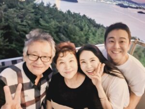 Jang Young-ran Instagram - 사랑하는 아버님과 어머님과❤️❤️
행복한 명절 보내기💓💕

아들 며느리 합동 생파❤️💕

상다리 부러지게 늘 상차림 해주셔서 감사해요💖💖😆🙏(먹냐바빠서 사진에 담지 못했네요😭🥹❤아숩😭)
#알랴뷰쏘머치💕💕💕 엄니아삐🥰

#명절보내기🙇‍♀️ 
#가족스타그램🥰
#장영란그램💕
#우리가족화이팅💕💪🏻
#에이급장영란화이팅💓💓💪🏻 
#영라뉴화이팅💪🏻💪🏻💪🏻💕💕