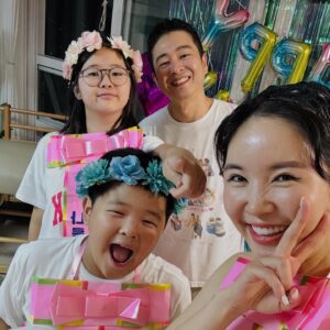 Jang Young-ran Instagram - 9월은 저희 가족에게 참 의미 있는 달이에유❤️

#결혼기념일 9월6일
#남편생일 9월11일
#제생일 9월19일
😅😂🤣🤣🤣🤣🤣💕💕
그래서 9월이 저희 가족에게는의미가 있어서 소중한 달이기도 하고 한편으론 챙길께 많아서 음청 바쁘답니다.💖💖🥰😝😆

매년 남편 생일상을 늘 빠짐없이 차려 주는데🥹
이번에는 남편이 너무너무 고맙다고 몇번을 얘기해주고 더더 감동해주니 🥹 
당연하게 여기지 않고 
감사히 여기는 남편에게 😭제가 더 더 고맙네요🥹🩷 @jaseng_han 
생일을 진심으로 축하해요😘
건강해요 음청 사랑해요 여보🥰🥰❤️

2024년 남편생일파티도 #대성공👍🩷🩷

아빠 생일 선물까지 준비한 💓 #비글남매🐶 
진짜 너희들은🥹🥹😭❤️정말 늘 감동이야🥹😭🙏
#눈에넣어도안아픈내새끼❤ 
#너무너무사랑해♥️ 

#가족스타그램💕
#장영란그램💕 
#에이급장영란화이팅💓💓💪🏻 
#영라뉴화이팅💪🏻💪🏻💪🏻💕💕