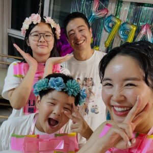 Jang Young-ran Instagram - 9월은 저희 가족에게 참 의미 있는 달이에유❤️

#결혼기념일 9월6일
#남편생일 9월11일
#제생일 9월19일
😅😂🤣🤣🤣🤣🤣💕💕
그래서 9월이 저희 가족에게는의미가 있어서 소중한 달이기도 하고 한편으론 챙길께 많아서 음청 바쁘답니다.💖💖🥰😝😆

매년 남편 생일상을 늘 빠짐없이 차려 주는데🥹
이번에는 남편이 너무너무 고맙다고 몇번을 얘기해주고 더더 감동해주니 🥹 
당연하게 여기지 않고 
감사히 여기는 남편에게 😭제가 더 더 고맙네요🥹🩷 @jaseng_han 
생일을 진심으로 축하해요😘
건강해요 음청 사랑해요 여보🥰🥰❤️

2024년 남편생일파티도 #대성공👍🩷🩷

아빠 생일 선물까지 준비한 💓 #비글남매🐶 
진짜 너희들은🥹🥹😭❤️정말 늘 감동이야🥹😭🙏
#눈에넣어도안아픈내새끼❤ 
#너무너무사랑해♥️ 

#가족스타그램💕
#장영란그램💕 
#에이급장영란화이팅💓💓💪🏻 
#영라뉴화이팅💪🏻💪🏻💪🏻💕💕