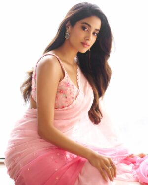 Janhvi Kapoor Instagram - Only 🧜🏼‍♀️ vibes for #Devara 🌊❤️‍🔥🔱
