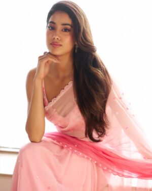 Janhvi Kapoor Instagram - Only 🧜🏼‍♀️ vibes for #Devara 🌊❤️‍🔥🔱