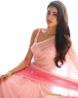 Janhvi Kapoor Instagram - Only 🧜🏼‍♀️ vibes for #Devara 🌊❤️‍🔥🔱