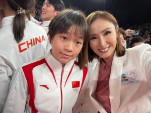 Janis Chan Instagram - 我係小粉絲 
奧運場上嘅佢哋令我睇到熱血沸騰
私底下嘅佢哋好似朋友一樣親切可愛
出場前喺後台同佢哋傾下計
行程真係超級忙碌呢
希望你哋有時間
食個蛋撻菠蘿包
嘆杯靚奶茶￼

😉⭐️⭐️⭐️⭐️⭐️

歡迎隨時嚟香港呀！
榮幸為你們主持 🙌🏻

@cyw615 is super nice 
@changyani000 is super cute 

#奧運健兒大匯演
#我係小粉絲
#respects 
#salutes
#thankyou