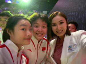 Janis Chan Instagram - 我係小粉絲 
奧運場上嘅佢哋令我睇到熱血沸騰
私底下嘅佢哋好似朋友一樣親切可愛
出場前喺後台同佢哋傾下計
行程真係超級忙碌呢
希望你哋有時間
食個蛋撻菠蘿包
嘆杯靚奶茶￼

😉⭐️⭐️⭐️⭐️⭐️

歡迎隨時嚟香港呀！
榮幸為你們主持 🙌🏻

@cyw615 is super nice 
@changyani000 is super cute 

#奧運健兒大匯演
#我係小粉絲
#respects 
#salutes
#thankyou