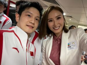 Janis Chan Instagram - 我係小粉絲 
奧運場上嘅佢哋令我睇到熱血沸騰
私底下嘅佢哋好似朋友一樣親切可愛
出場前喺後台同佢哋傾下計
行程真係超級忙碌呢
希望你哋有時間
食個蛋撻菠蘿包
嘆杯靚奶茶￼

😉⭐️⭐️⭐️⭐️⭐️

歡迎隨時嚟香港呀！
榮幸為你們主持 🙌🏻

@cyw615 is super nice 
@changyani000 is super cute 

#奧運健兒大匯演
#我係小粉絲
#respects 
#salutes
#thankyou