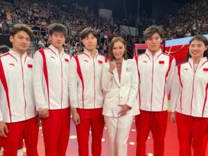 Janis Chan Instagram - 我係小粉絲 
奧運場上嘅佢哋令我睇到熱血沸騰
私底下嘅佢哋好似朋友一樣親切可愛
出場前喺後台同佢哋傾下計
行程真係超級忙碌呢
希望你哋有時間
食個蛋撻菠蘿包
嘆杯靚奶茶￼

😉⭐️⭐️⭐️⭐️⭐️

歡迎隨時嚟香港呀！
榮幸為你們主持 🙌🏻

@cyw615 is super nice 
@changyani000 is super cute 

#奧運健兒大匯演
#我係小粉絲
#respects 
#salutes
#thankyou